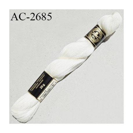 Echevette de coton perlé DMC 100% coton n°8 couleur naturel ivoire prix pour une échevette de 25 g soit environ 200 mètres